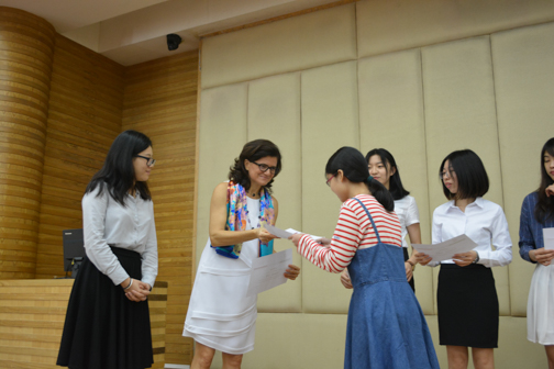艾古丽女士为巨乳a片学生颁发荣誉证书